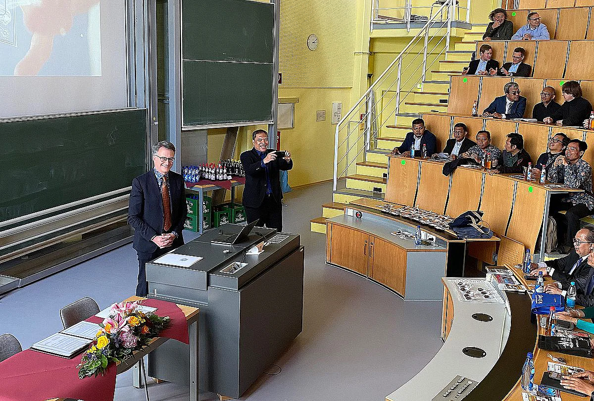 Prof. Carl Krill Dean of Studies for Engineering Sciences, welcomes the Indonesian delegation in the Yellow Lecture Hall at Ulm University