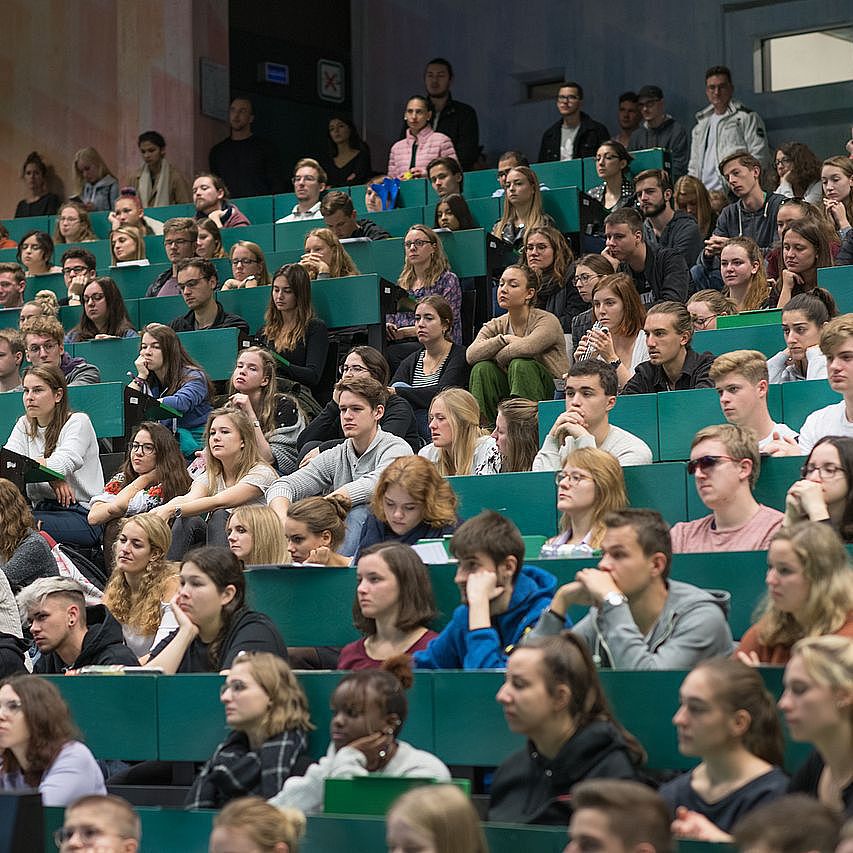 Studierende im Hörsaal 4/5 der Uni Ulm