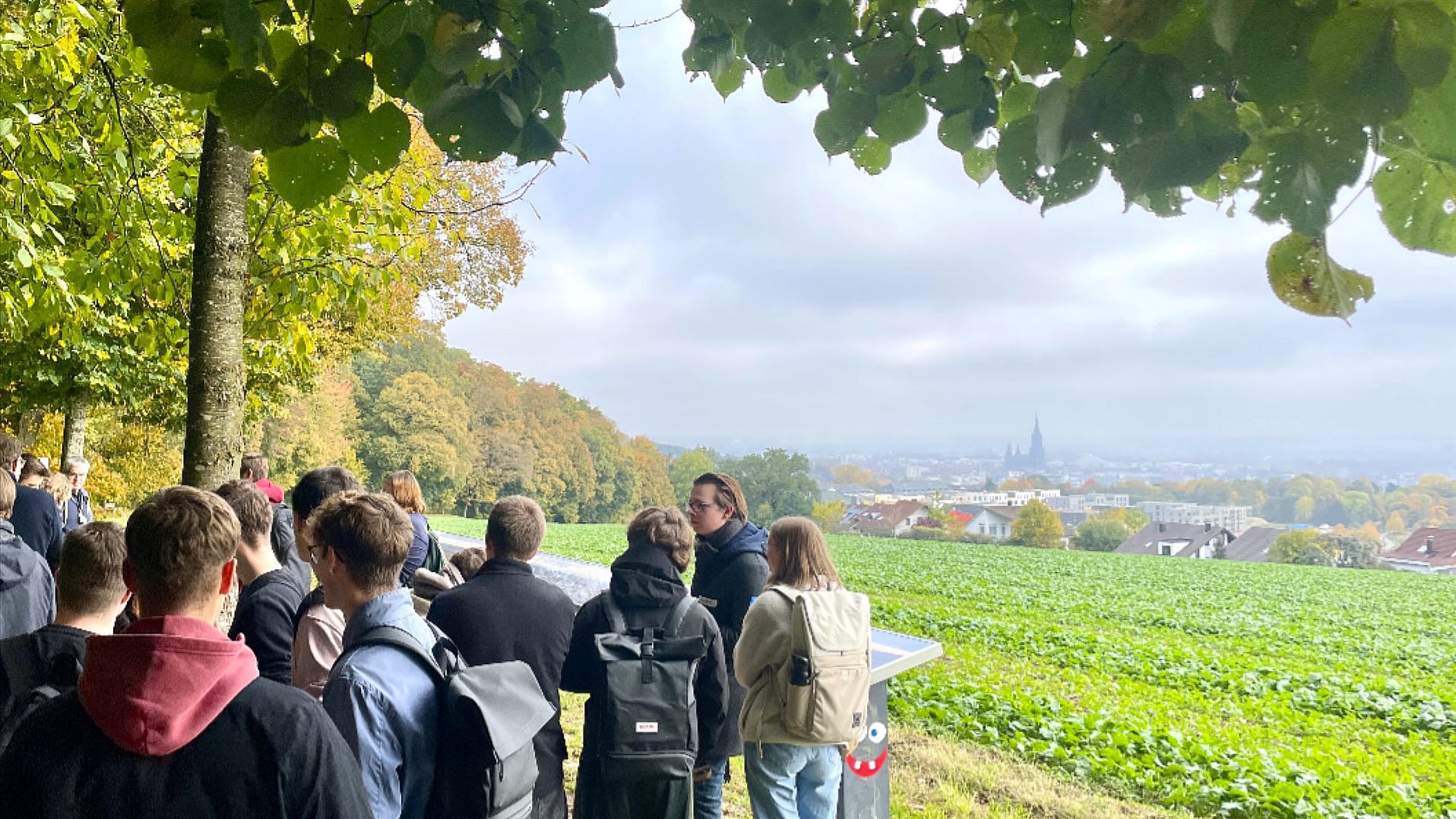 First semester students at the start of the semester hike