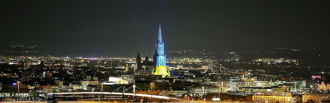 Ulmer Münster in den Farben der Ukraine (Foto: Semyon Antonov) Ulmer Münster in den Farben der Ukraine