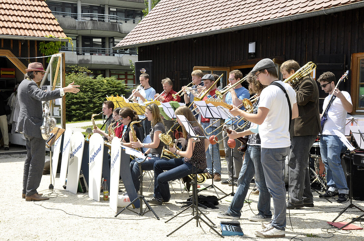 Uni Big Band inmitten der MUZ-Hütten (Foto: Uni Ulm)