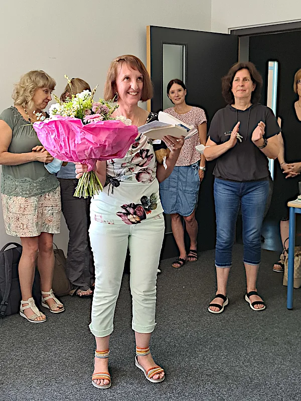 Portrait Frau Wainczyks mit Blumenstrauß, 2022