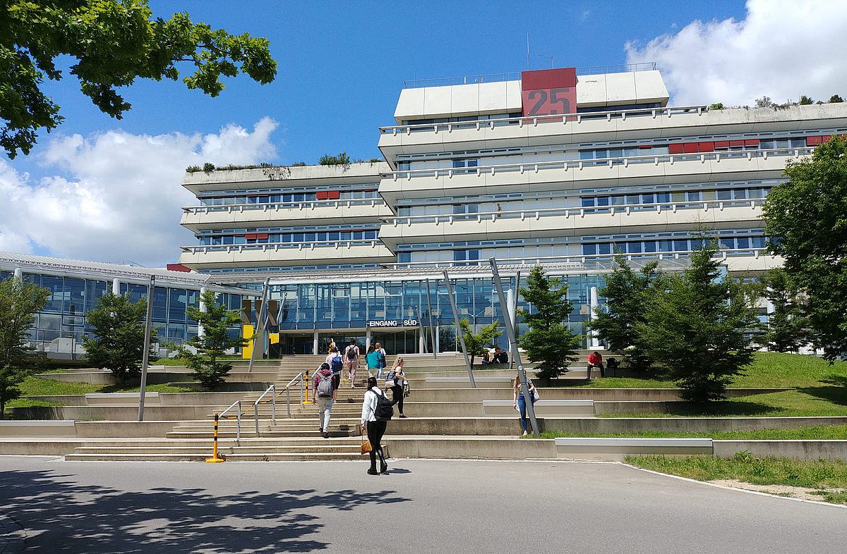 Ansicht des südlichen Haupteingangs der Universität Ulm