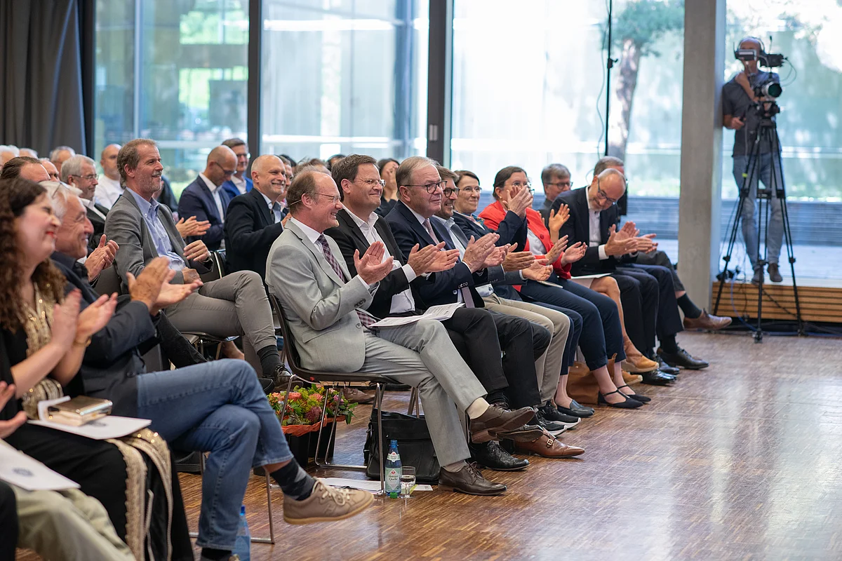 Applaudierendes Publikum im Multimediaraum von N27