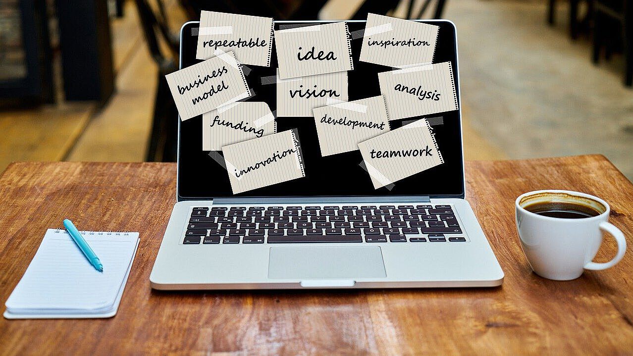 Laptopbildschirm voller Klebezettel mit Begriffen zu Existenzgründung als Symbolbild für Ausgründung, Quelle: Pixabay