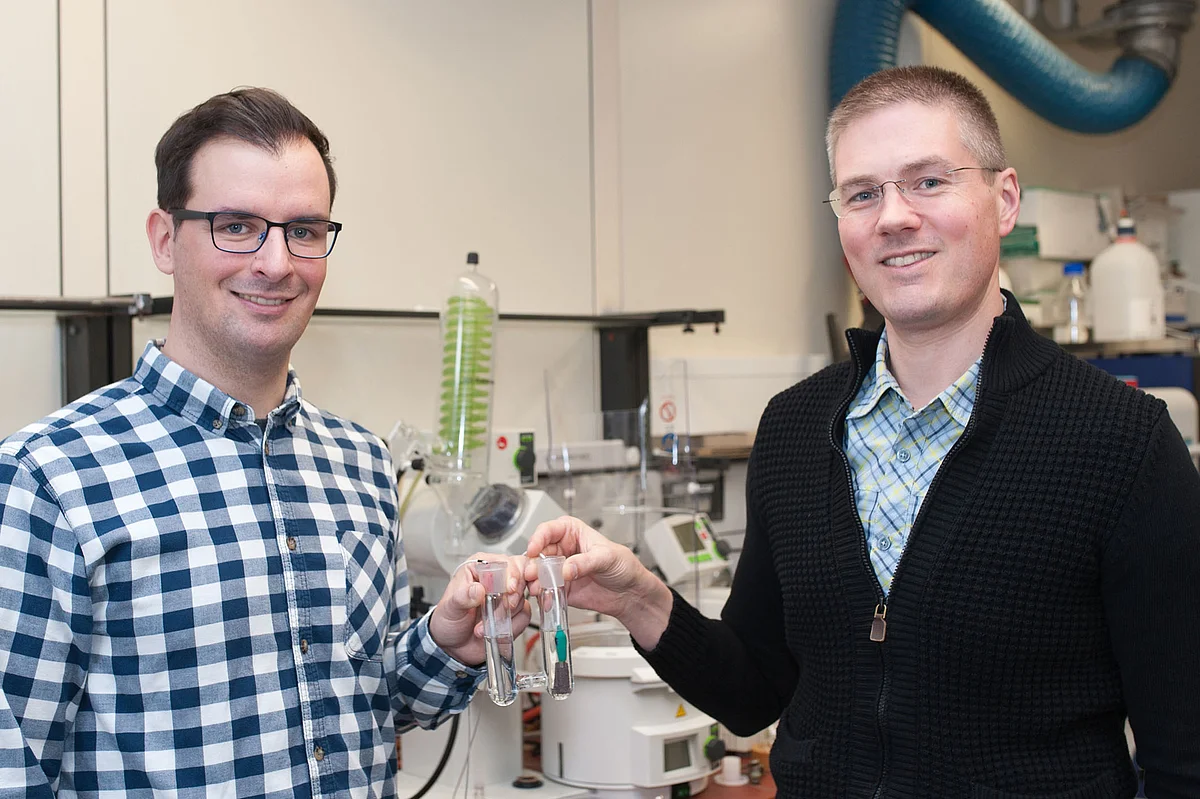 Benjamin Schwarz und Prof. Carsten Streb (rechts)