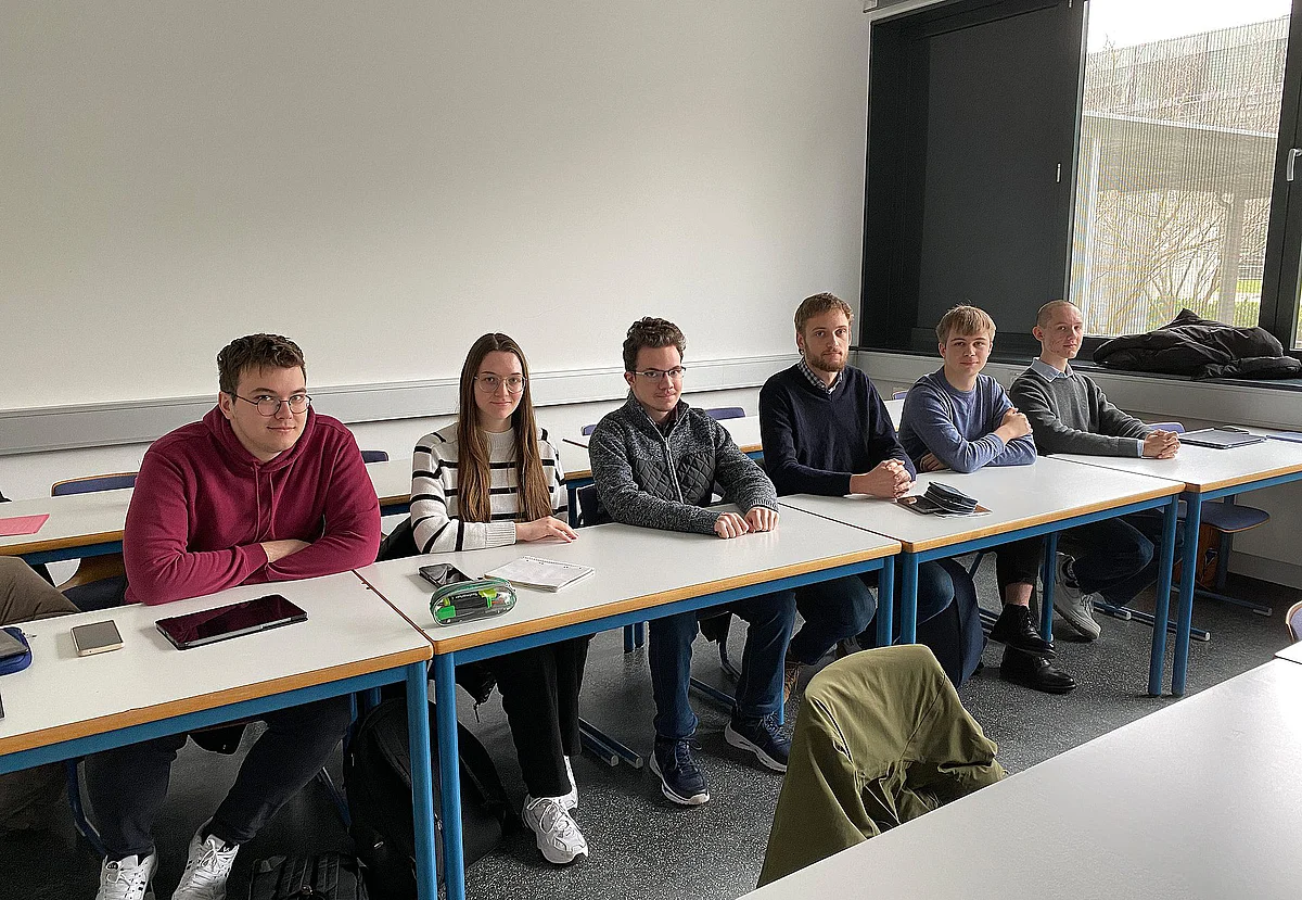 Ukrainische Studierende aus dem Doppelstudiengang bei einem Mathe-Tutorium 