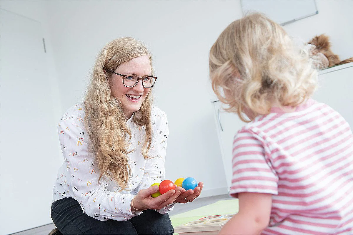 spielerische Therapiesituation mit Kind