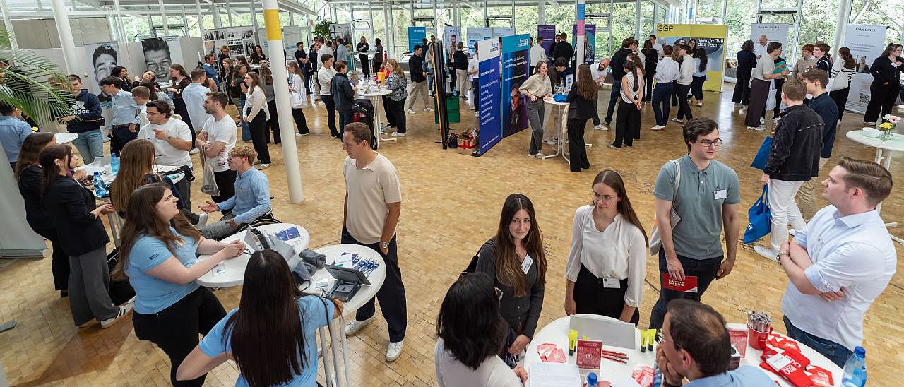 Besucher bei der Job- und Praktikumsbörse der Wirtschaftsprüfung an der Uni Ulm 