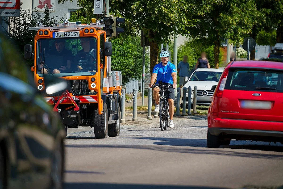 Radfahrer und Nutzfahrzeug an der Pilotanlage des LUKAS Projektes. Beide sind an einem kooperativen Überholmanöver an der Testkreuzung beteiligt (Foto: Bosch)