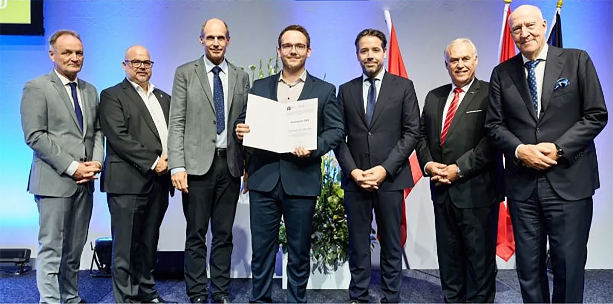 Oliver Küppers (Mitte) bei der Preisverleihung