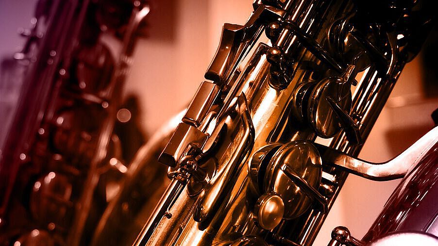 Detailaufnahme eines Saxophons Detailaufnahme eines Saxophons