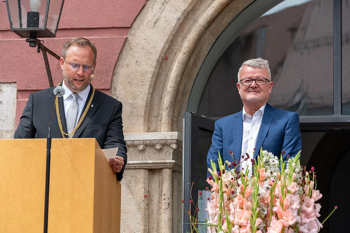 OB Martin Ansbacher verliest die Urkunde des Wissenschaftspreises für Prof. Maximilian Fichtner 