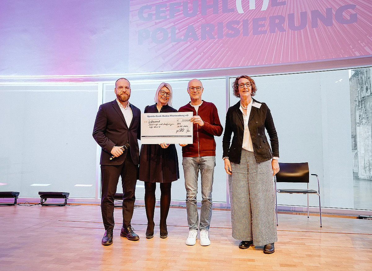  Cemre Tuna und Cathrin Clausnitzer von der Sparda-Bank, Uwe Gossner, Vertreter der Straffälligenhilfe Ulm, und Kulturbürgermeisterin Iris Mann bei der Scheckübergabe im Stadthaus 