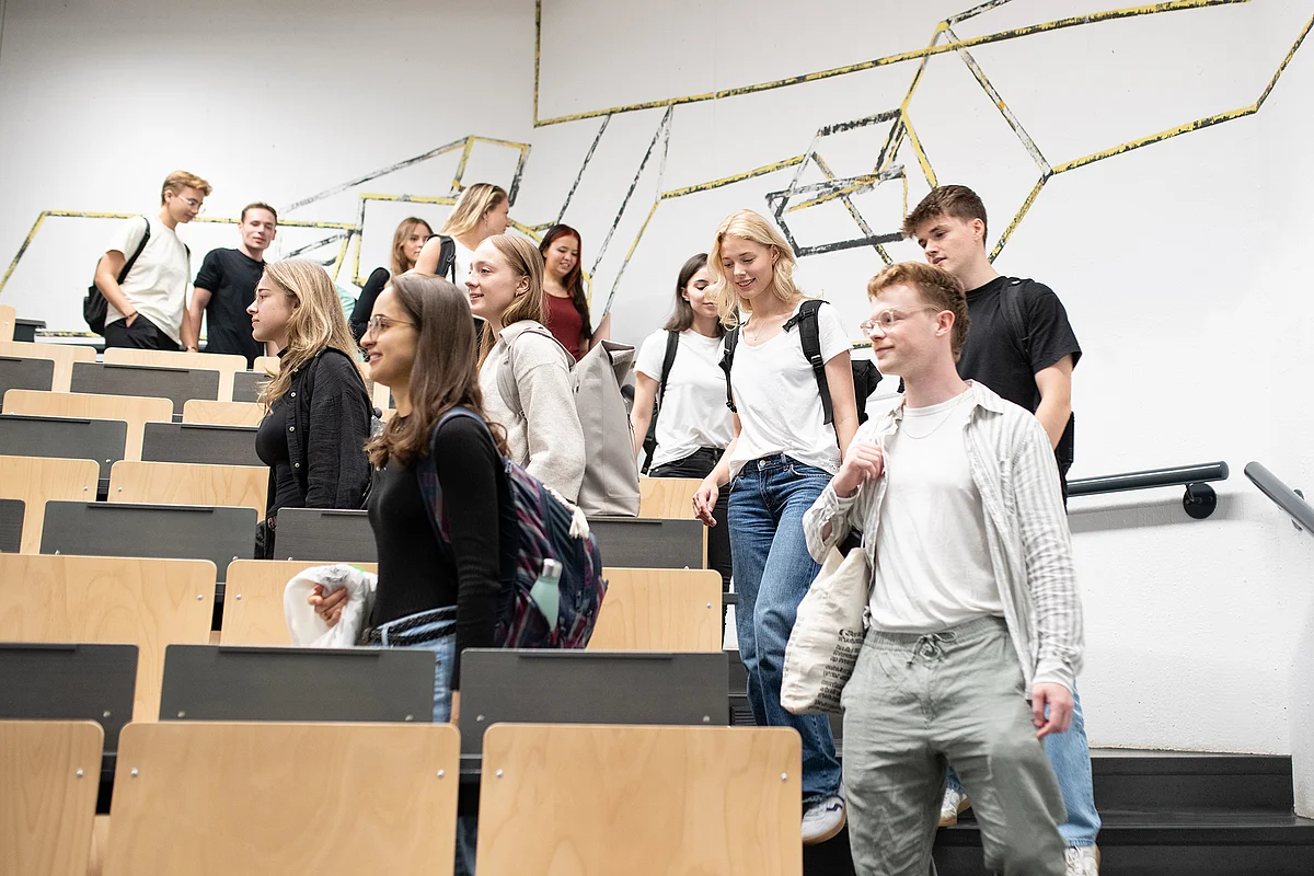 Studierende betreten einen Hörsaal 