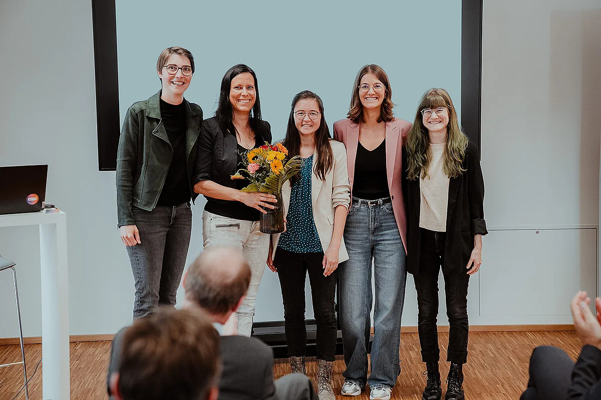 Dr. Birgit Stelzer (zweite von links) hat den Entrepreneurs Campus der Uni Ulm aufgebaut. Sie wurde bei der Veranstaltung offiziell von ihrem Team verabschiedet