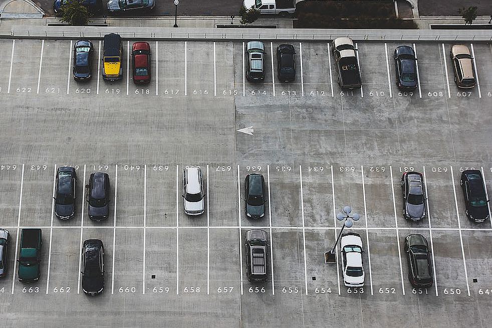 Bild: John Matychuk, Unsplash Bild mit Parkplatzflächen zur Illustration von Mobilitätsmanagement