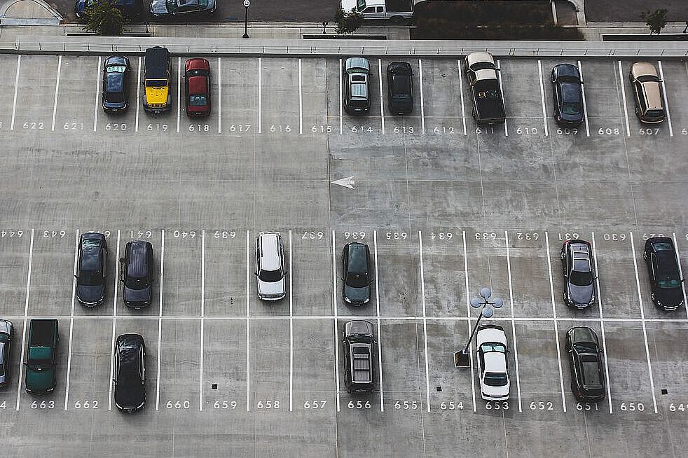 Bild mit Parkplatzflächen zur Illustration von Mobilitätsmanagement