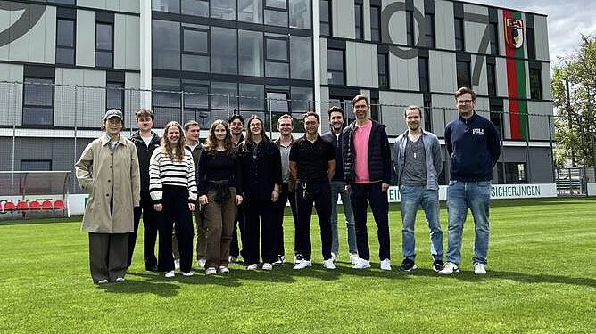 Students of a master's seminar at the Institute of Business Analytics