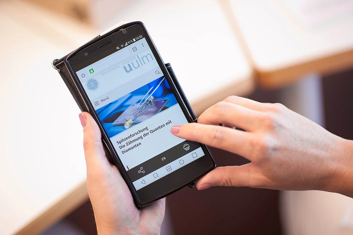 Auch auf mobilen Endgeräten ist die Webseite komfortabel zu nutzen (Foto: Eberhardt/kiz)