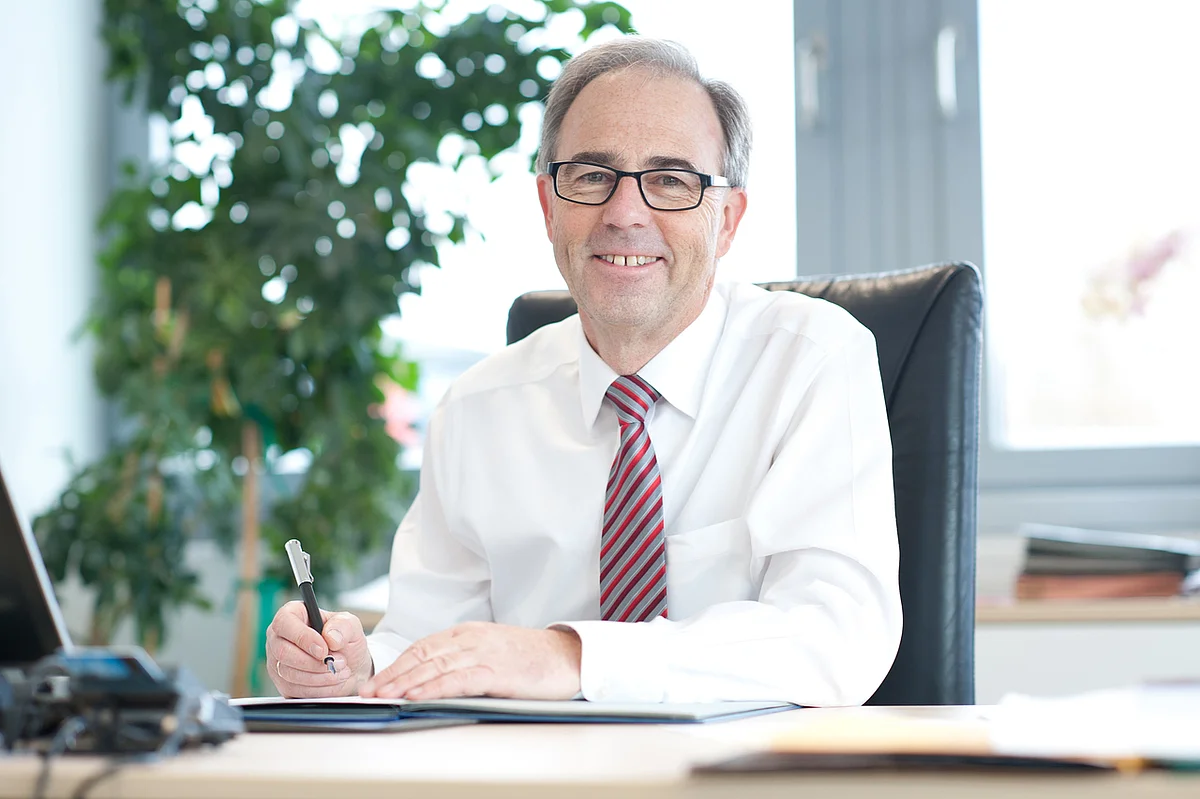 Prof. Hubert Schrezenmeier (Foto: Eberhardt/kiz)
