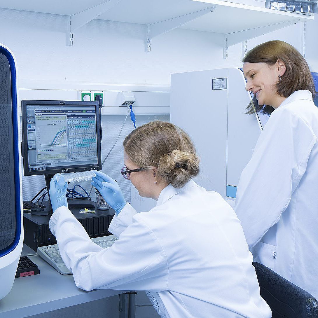 Zwei Wissenschaftlerinnen im Genlabor