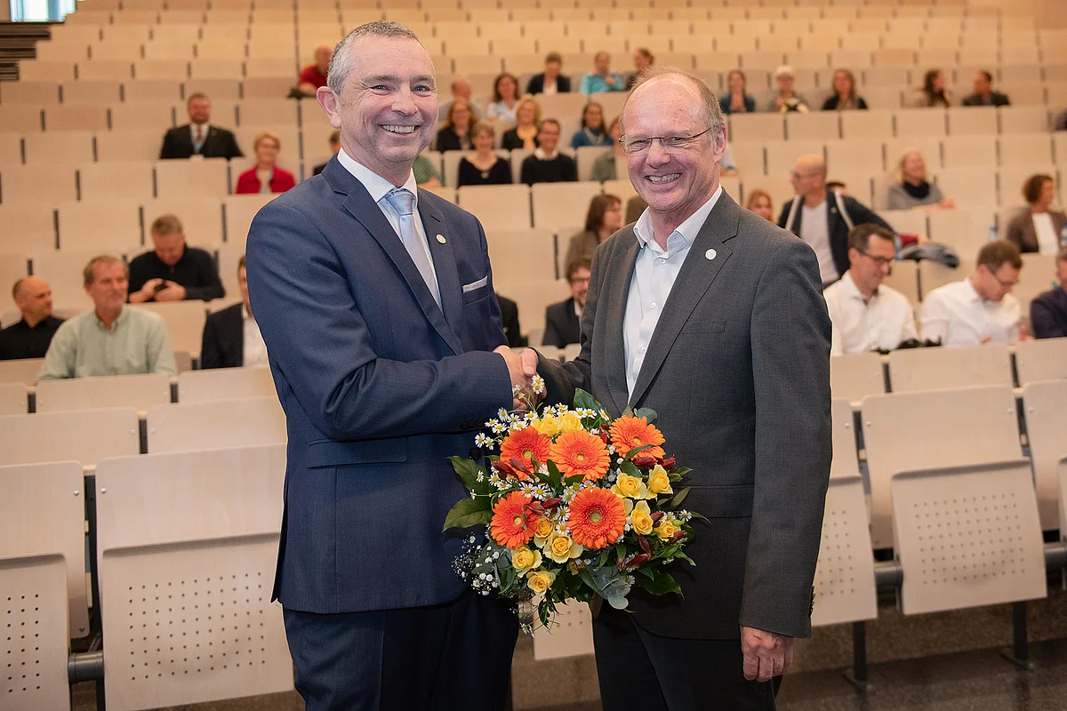 Uni-Präsident Prof. Dr. Michael Weber (rechts) gratuliert seinem Nachfolger Prof. Dr. Michael Kühl zur Wahl