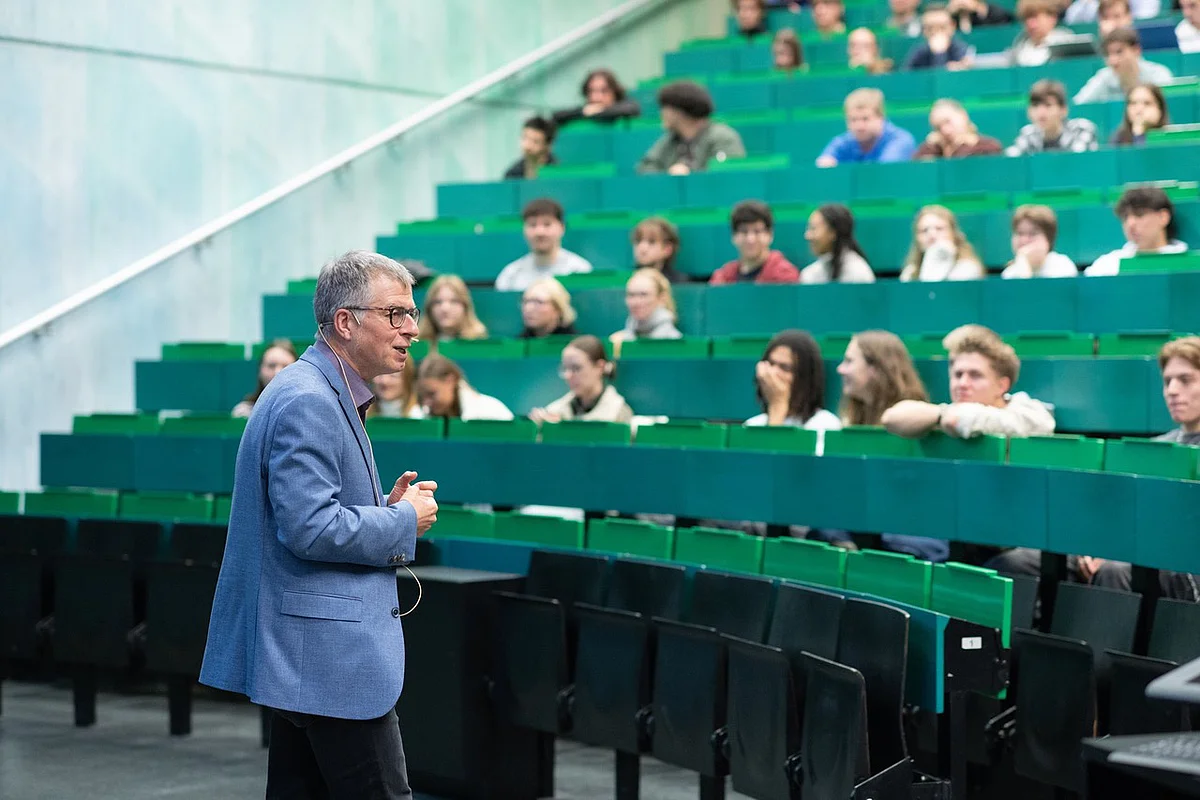 Dekan Prof. Dr. Jan Tuckermann spricht im Hörsaal vor den Erstsemestern der Fakultät für Naturwissenschaften. Photo:Elvira Eberhardt 