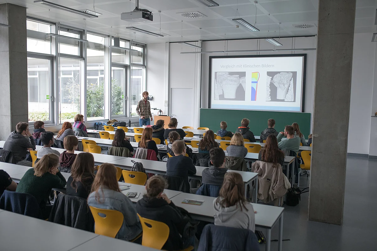 Schüler und Schülerinnen sitzen im Seminarraum
