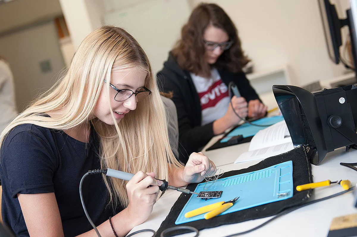 Mädchen löten beim Girls’Day an der Uni Ulm einen „Fernsehausknipser“ (Foto: Elvira Eberhardt)