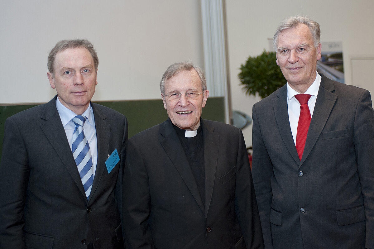 Universitätspräsident Professor Karl Joachim Ebeling freute sich, Kurienkardinal Walter Kasper und Jörg Ziercke, Präsident des BKA in Ulm zu begrüßen (v.l.)