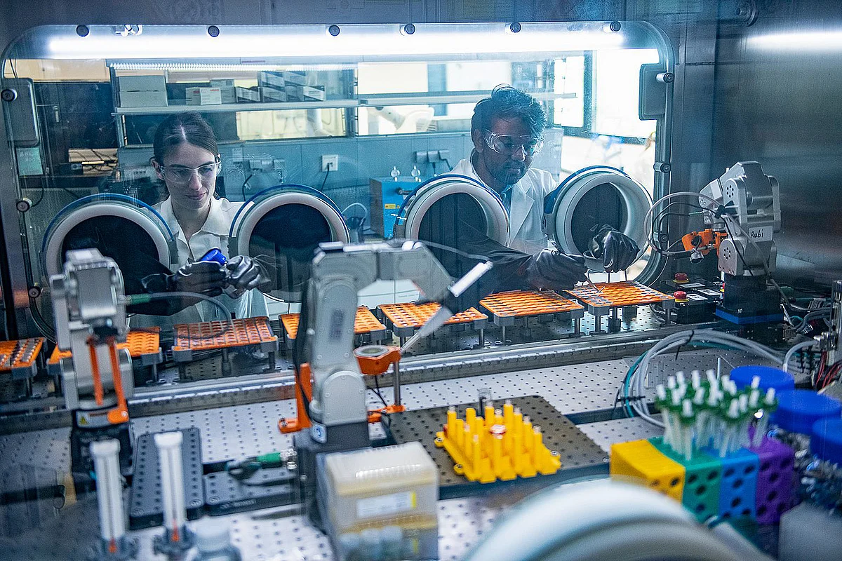 Forschende der Universität Ulm bereiten in den Handschuhboxen einer Robotikstrecke Komponenten für den Zusammenbau von Batterien vor