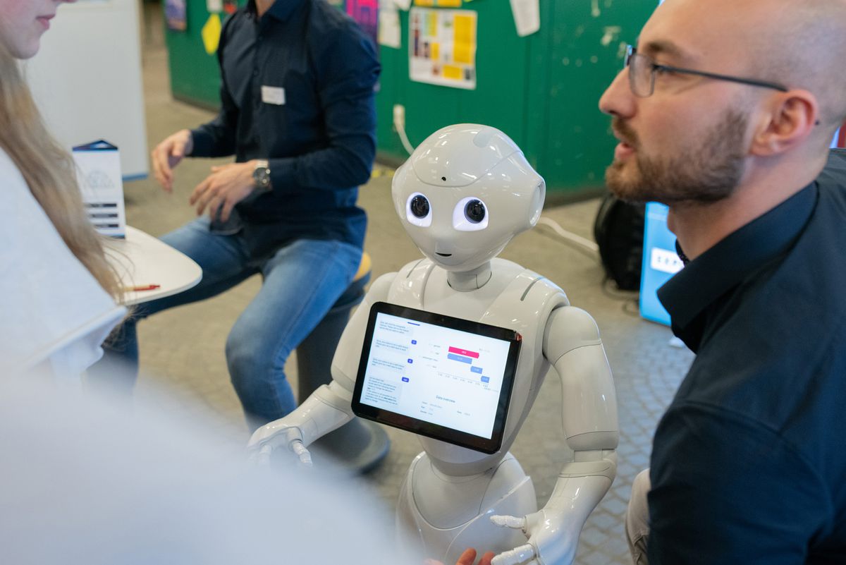 Der humanoide Roboter Pepper interagiert beim Langen Abend der Wissenschaft mit Menschen