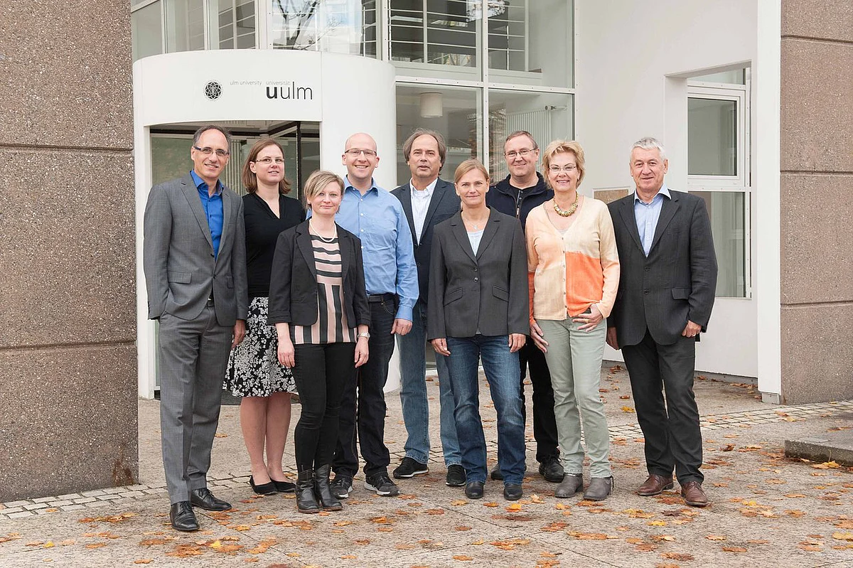 (Photo: Eberhardt/Uni Ulm)Prof Joachim Ankerhold, vice president of Ulm University for research and information technology (left) and Prof Thomas Wirth (dean of the Medical Faculty, right) with Res.UI staff members (from left): Dr Beate Griepernau, Dr Lysann Palkowitsch, Nicolas Marschall, Res.Ul head PD Dr Dieter Brockmann, Dr Astrid Rau, Dr Karl-Heinz Müller and Andrea Uschkurat (secretary’s office) (Photo: Eberhardt/Uni Ulm)