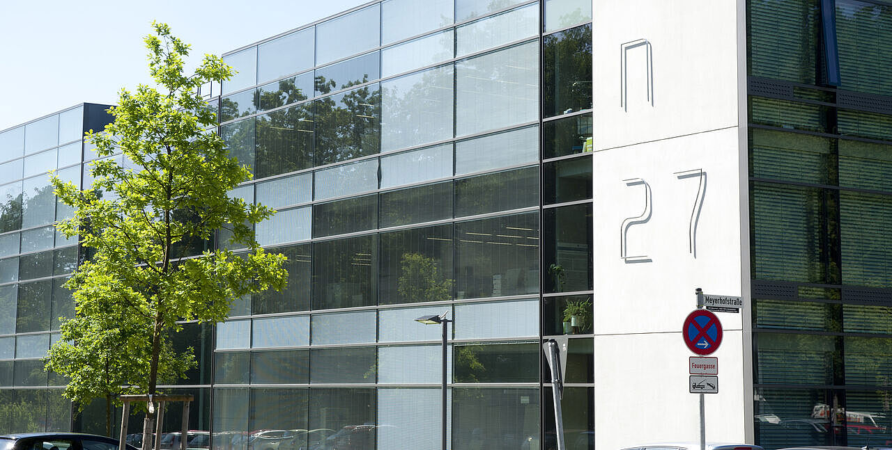 Foto des Forschungsgebäudes N27 der Universität Ulm, in dem auch unser Institut untergebracht ist.