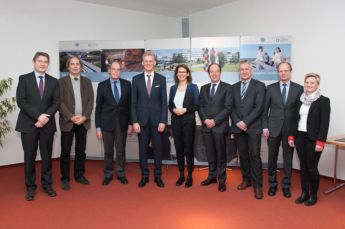 Gruppenfoto mit Vertragspartnern und Ministerialdirektorin
