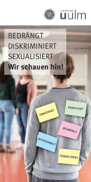 Bild einer männlichen Person, Ansicht des Rückens mit bunten Post-its mit den Worten: erniedrigt, verachtet, bedrängt, ausgegrenzt, sexualisiert