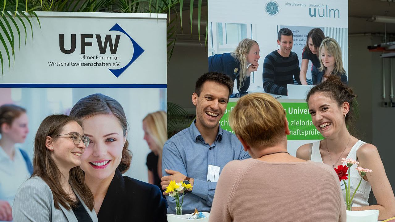 Studierende bei Beratung am Messestand bei der Job- und Praktikumsbörse der Wirtschaftsprüfung