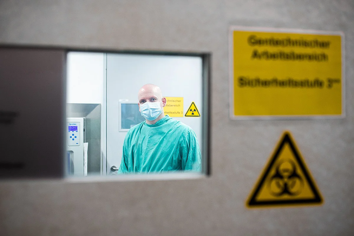 Dr. Konstantin Sparrer im Labor 