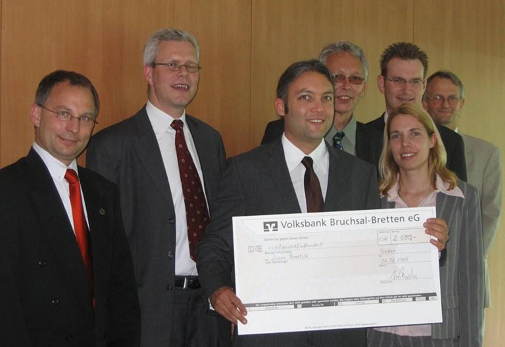 Professor Karsten Urban (li.), Preisträger MarioRometsch (Bildmitte mit Scheck) und Mitglieder der Firma Gillardon AG financial sofware.