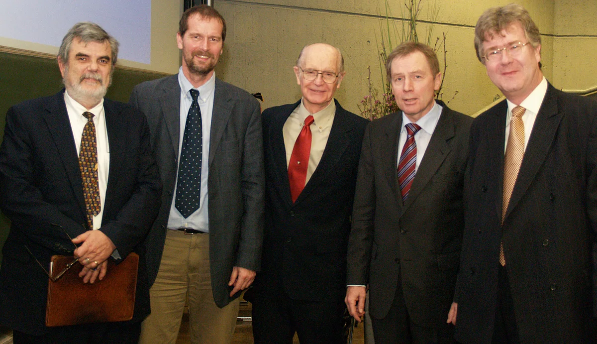 Prof. H. Joseph Newton, Dekan, Texas A&M, Prof. Axel Groß
Dekan der Fakultät für Naturwissenschaften; Prof.  Marlan O. Scully, Texas A&M und Princeton University, Prof. Karl Joachim Ebeling, Präsident der Universität Ulm, Prof. Wolfgang Schleich, In