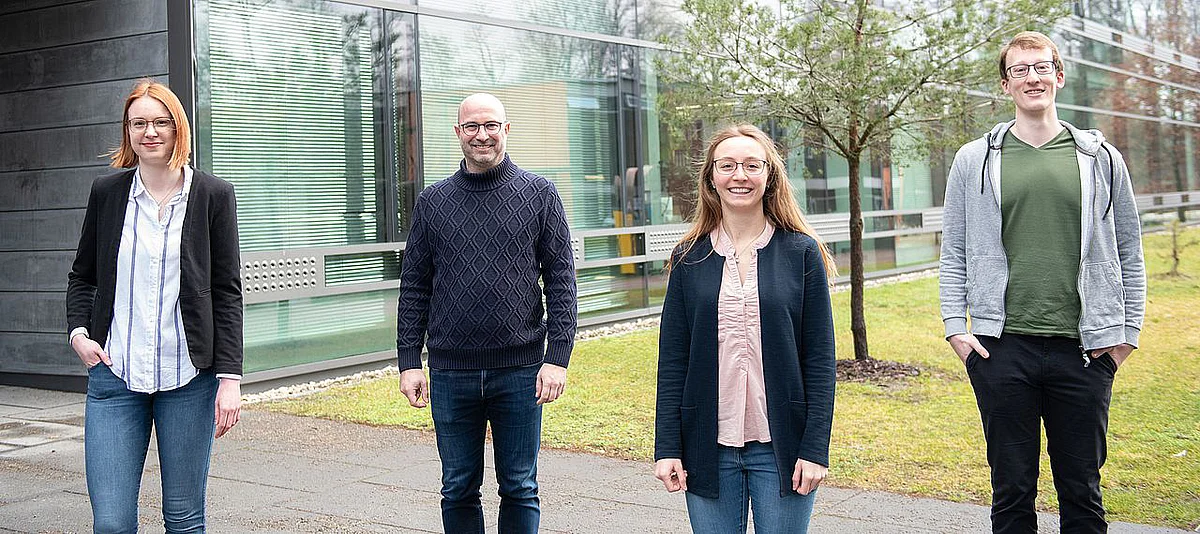 Gruppenbild (v.l.) Tatjana Weil, Prof. Jan Münch, Carina Conzelmann und Lukas Wettstein 