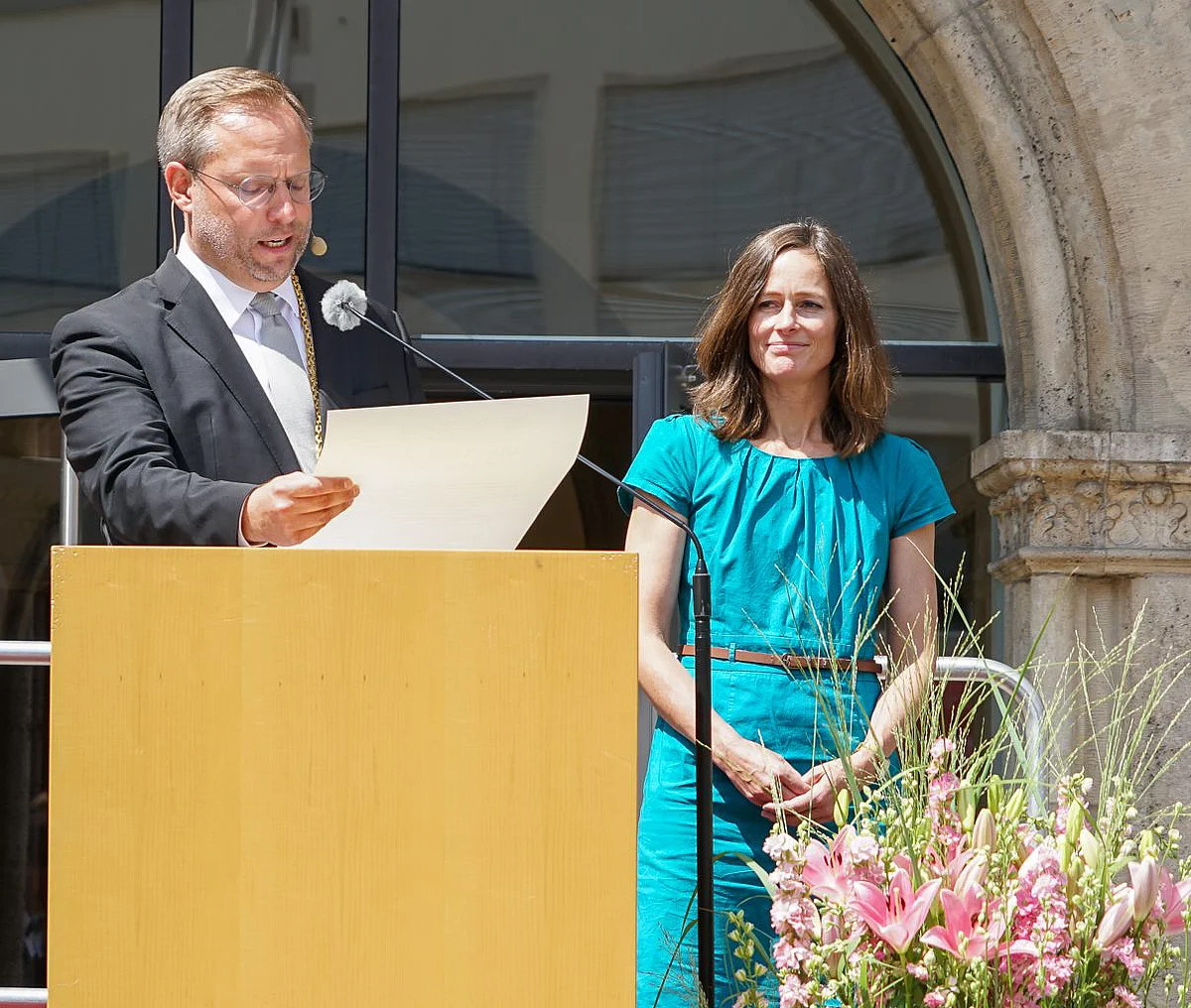 OB Martin Ansbacher list an einem Pult, Prof. Birgit Esser steht daneben