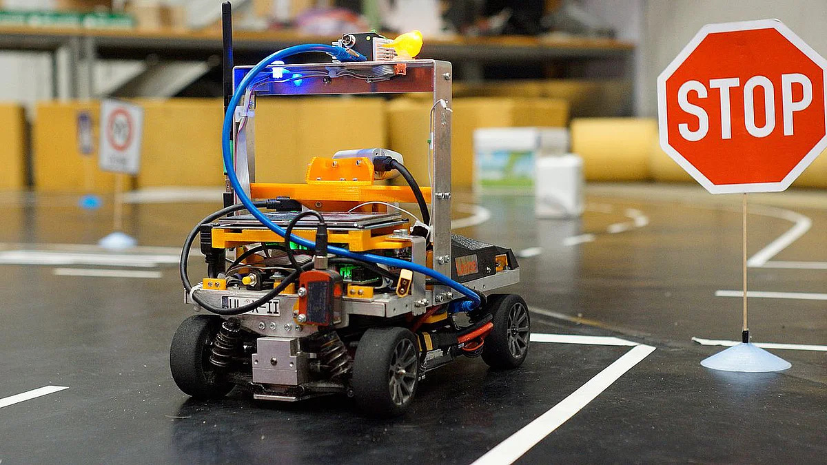 Der autonom fahrende „Spatz X“ erkennt ein Stoppschild und hält an