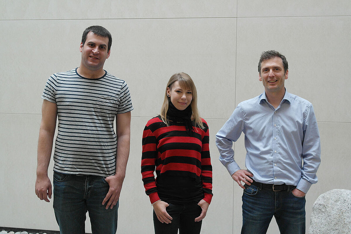 Im Bild von links: Thomas Mack und Corinna Schilling mit Prof. Bernd Knöll 