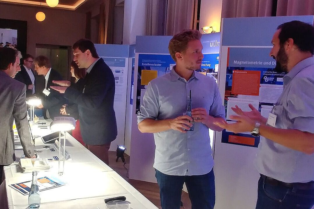 Die Uni Ulm präsentiert sich auf einer Innovationsmesse Mitarbeiter der Uni Ulm auf einer Innovationsmesse - Bild verlinkt auf die Seite Technologietransfer