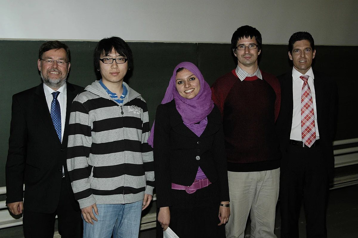Der neue Jahrgang des Masterstudiengangs Communications Technology mit Prof. Hermann Schumacher (1.v.re.) und Dr. Katrin Reimer (2.v.re)
v.li. Prof. Hermann Schumacher, Wang Kun, Rania Moustafa Morsi,  Miroslav Masar  (1. Preis) und Direktor Rainer Lang 