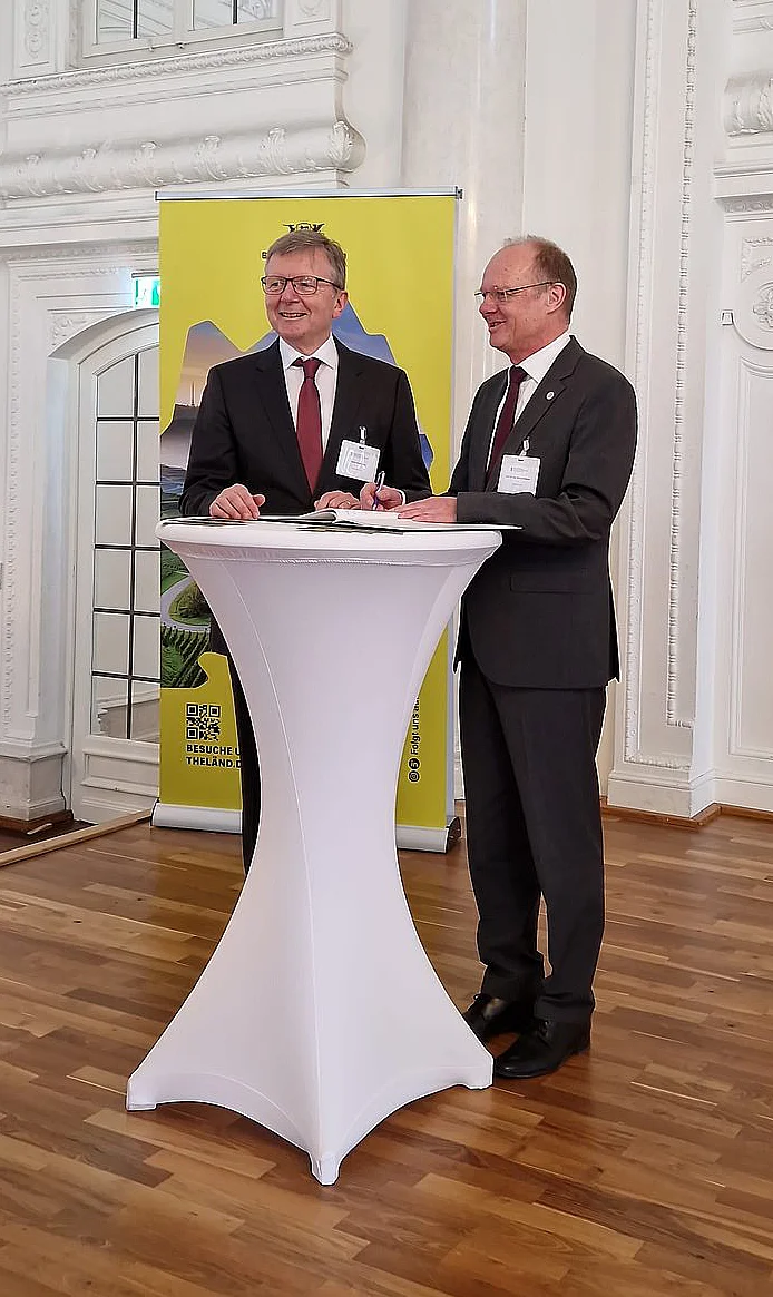 Dieter Kaufmann und Prof. Michael Weber an einem Stehtisch