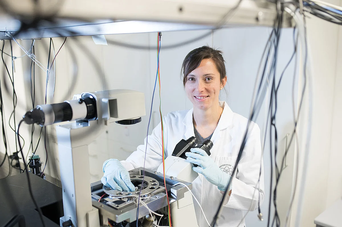 Lisa Hipp am Lichtblattmikroskop