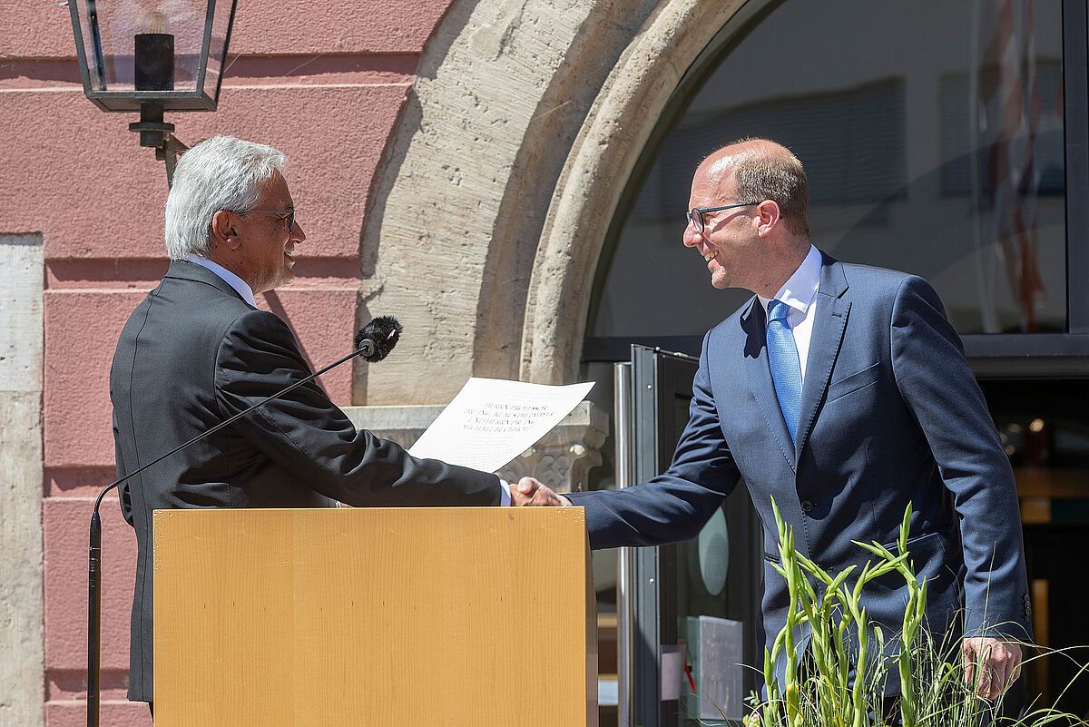 Ulms Oberbürgermeister Gunter Czisch (links) übergibt an Dr. Michael Buchholz von der Universität Ulm die Urkunde zum Wissenschaftspreis der Stadt Ulm 